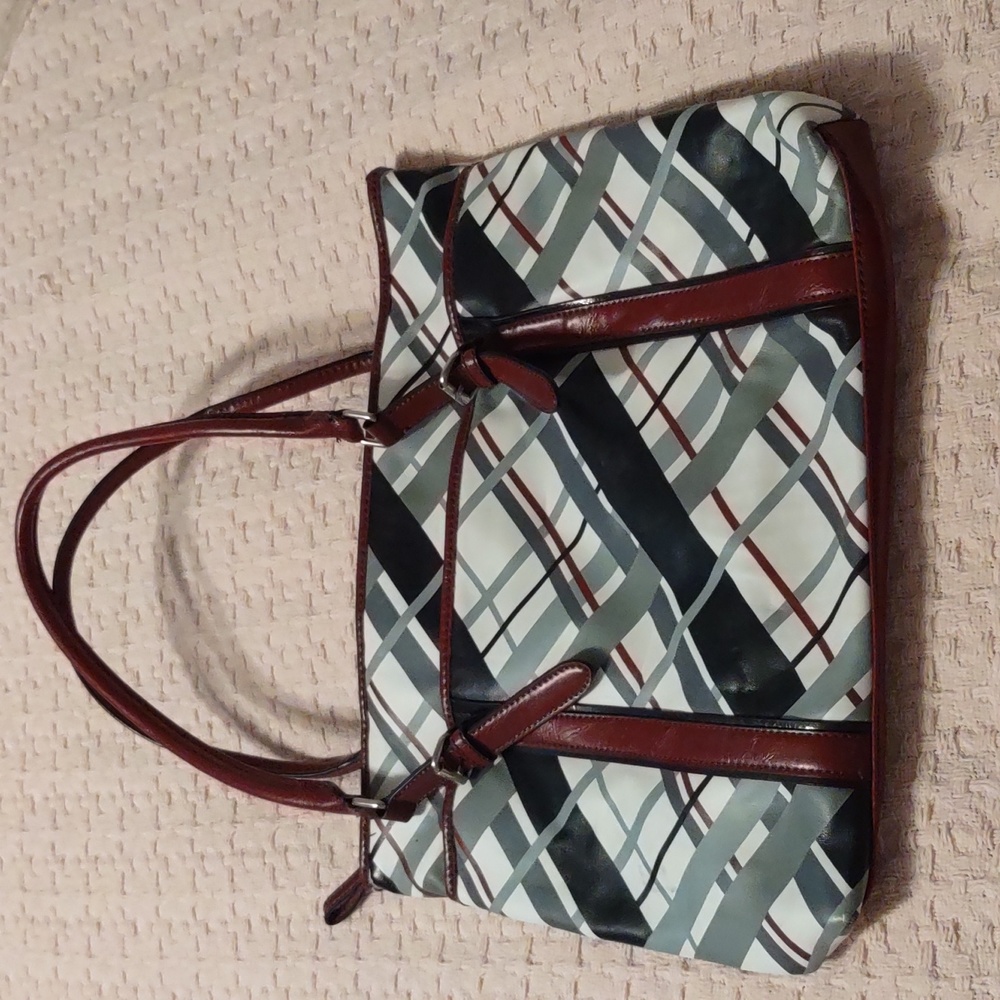 Nine & Co multi-pocket purse